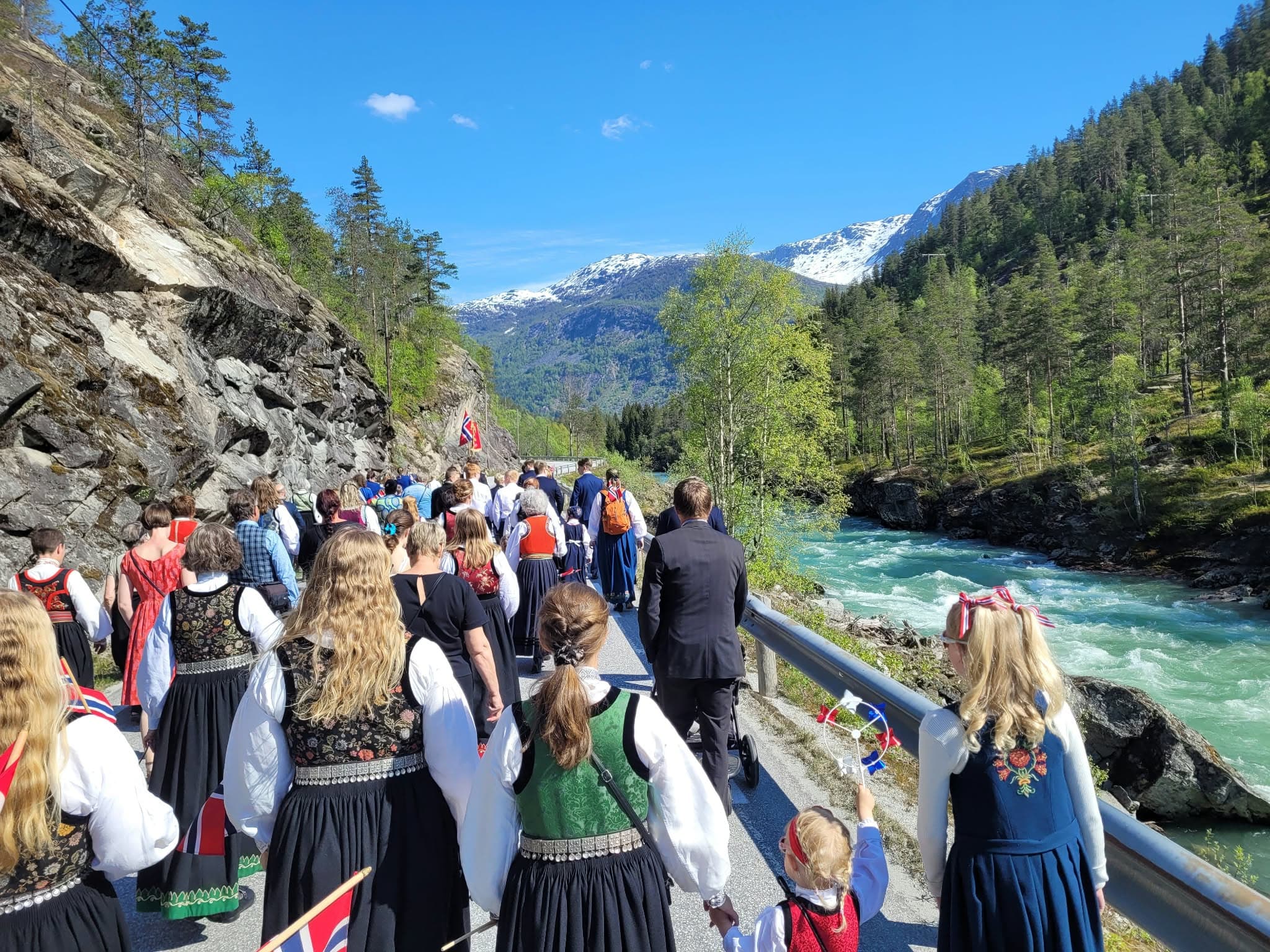 17. mai-tog langs elva i Jostedalen